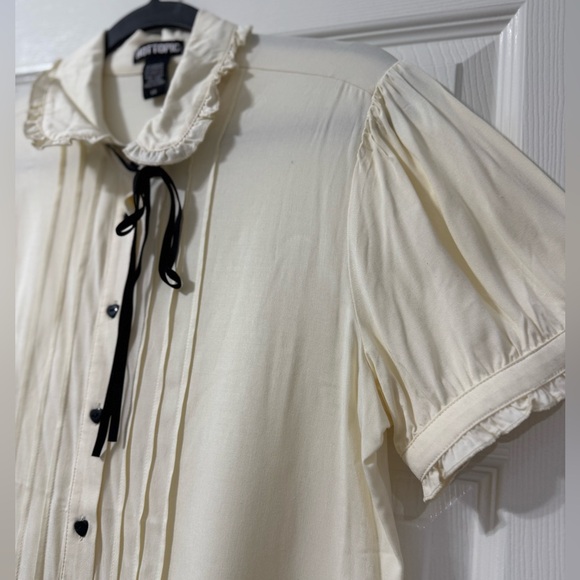 Hot Topic Antique White Ruffle Bow Woven Button-Up ✨NWT - Picture 4 of 6